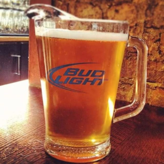 Pitcher Bud Light.